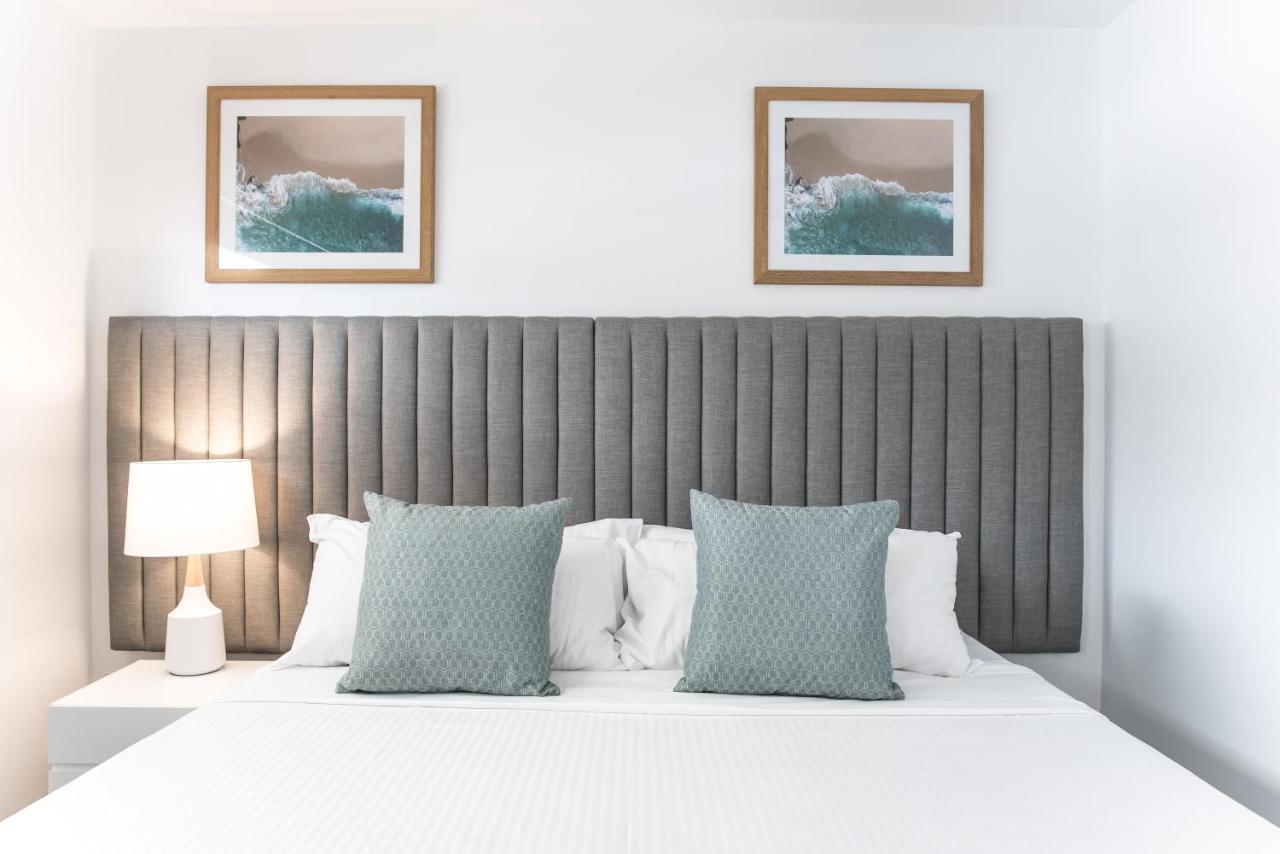 Rumba Beach Resort Caloundra Bagian luar foto A bedroom at the Hilton Garden Inn