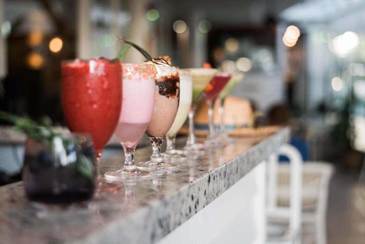 Rumba Beach Resort Caloundra Bagian luar foto Cocktails at a bar