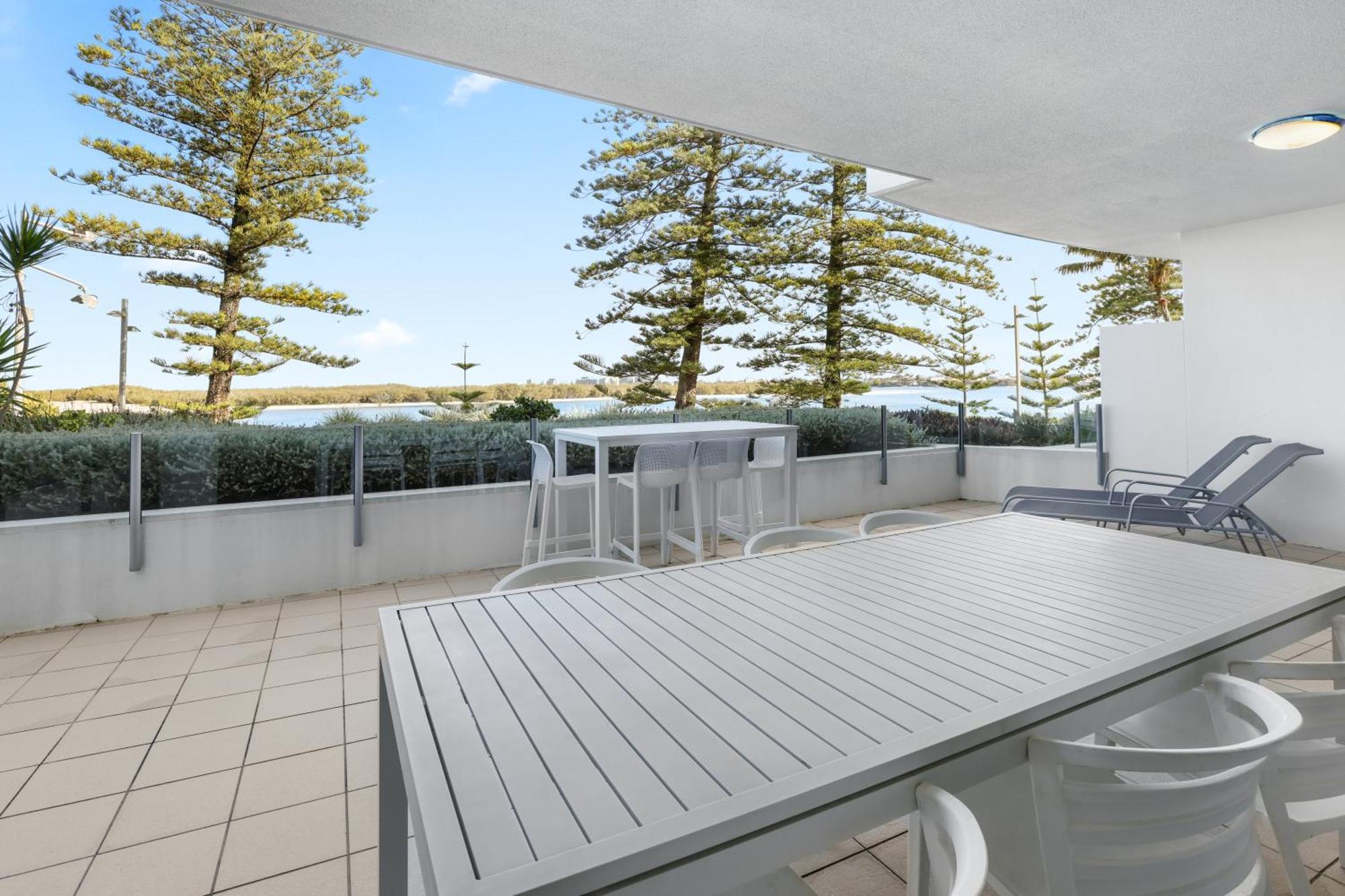 Rumba Beach Resort Caloundra Bagian luar foto A balcony at a resort