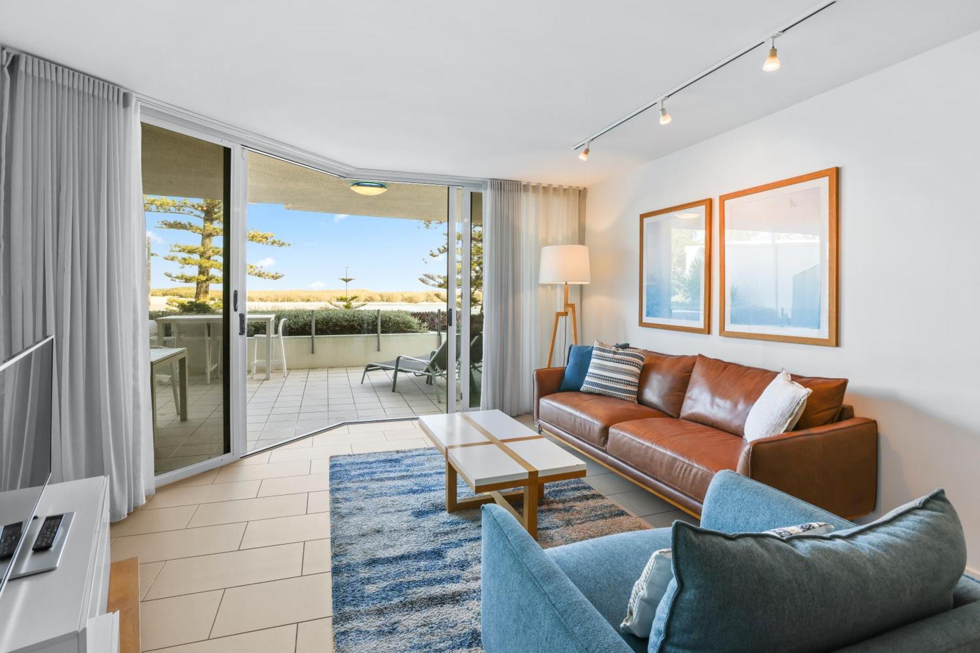 Rumba Beach Resort Caloundra Bagian luar foto Living room