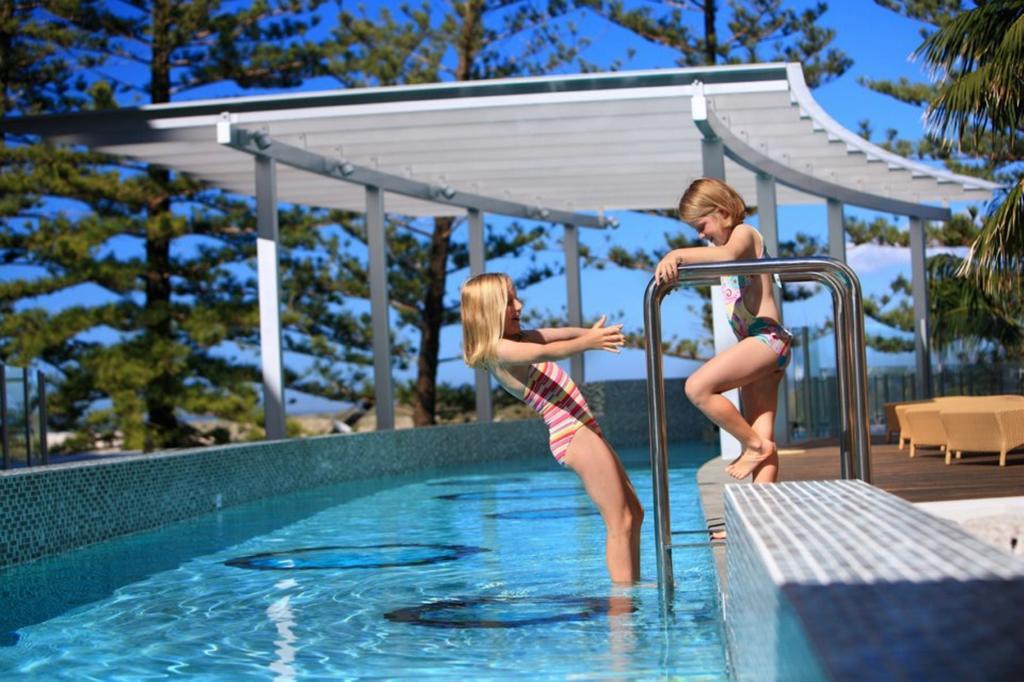 Rumba Beach Resort Caloundra Bagian luar foto The pool at the Wrest Point Hotel and Spa