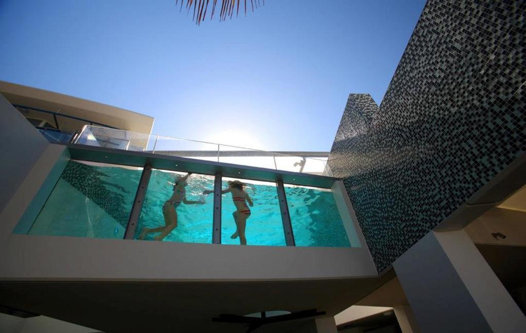 Rumba Beach Resort Caloundra Bagian luar foto The swimming pool at the hotel