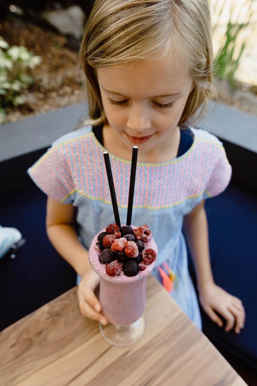 Rumba Beach Resort Caloundra Bagian luar foto A girl with a smoothie